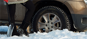 車の雪道タイヤはまりや路肩はまり